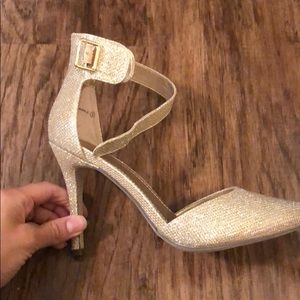 Women’s gold glitter pump